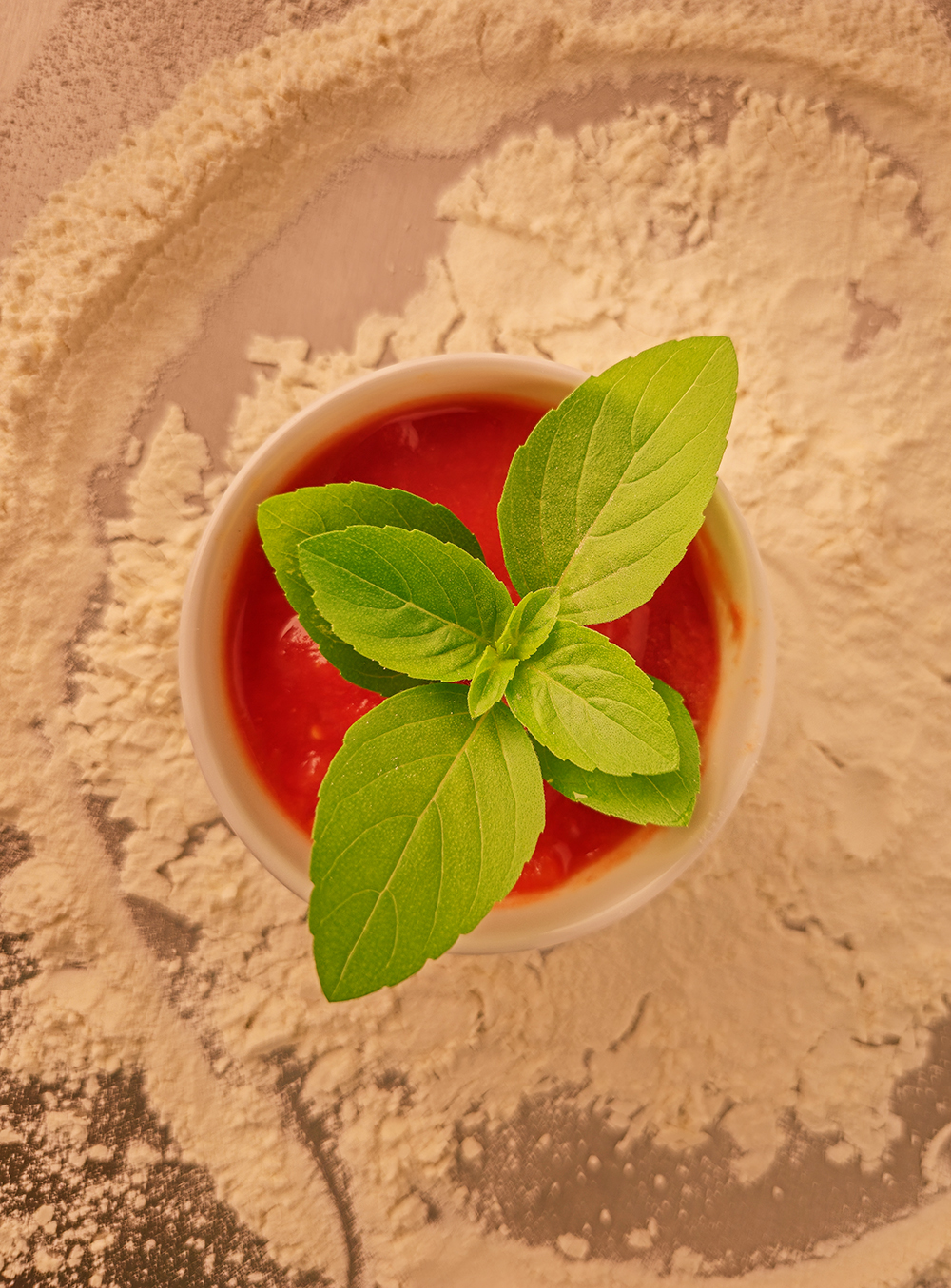 Manjericão e tomate pelati.